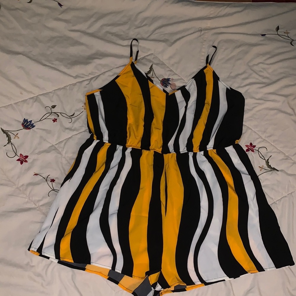 SHEIN Plus Stripped Print Cami Romper 2XL Black/ Gold/ White